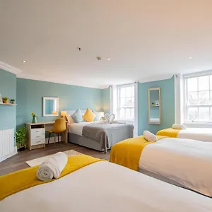  Holiday home The Yellow Door By Shortstays
